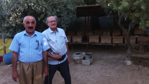 Shérif ISMAEL devant son rucher & Robert YVRARD.jpg